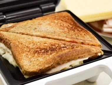 Ποιο είναι το κόλπο για να κρατάς καθαρή την τοστιέρα πάντα!